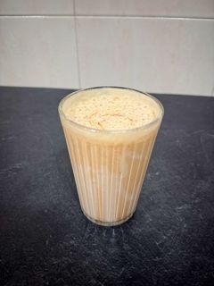 Una foto de Frappé de café sabor caramelo refrescante🧋🟤🧊