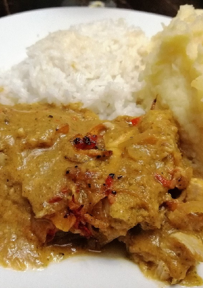 Una foto de Filete de Cazón Horneado en Crema de Cebolla