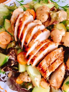 Hình của món Salad Phi Lê Gà Áp Chảo Sốt Mè Rang.