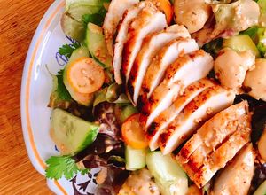 Hình của món Salad Phi Lê Gà Áp Chảo Sốt Mè Rang.