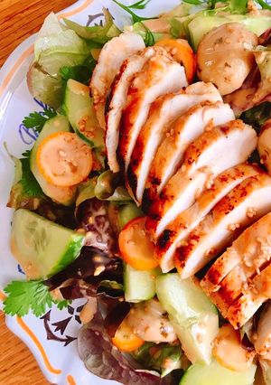 Hình của món Salad Phi Lê Gà Áp Chảo Sốt Mè Rang.