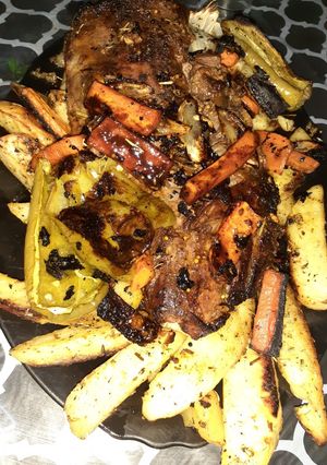 Una foto de Carne al horno, con papas rústicas THIAGUIN