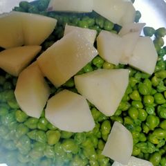 A picture of Green chutney.
