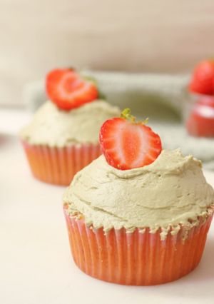 A picture of Strawberry Cake with Vanilla Matcha Buttercream Frosting.