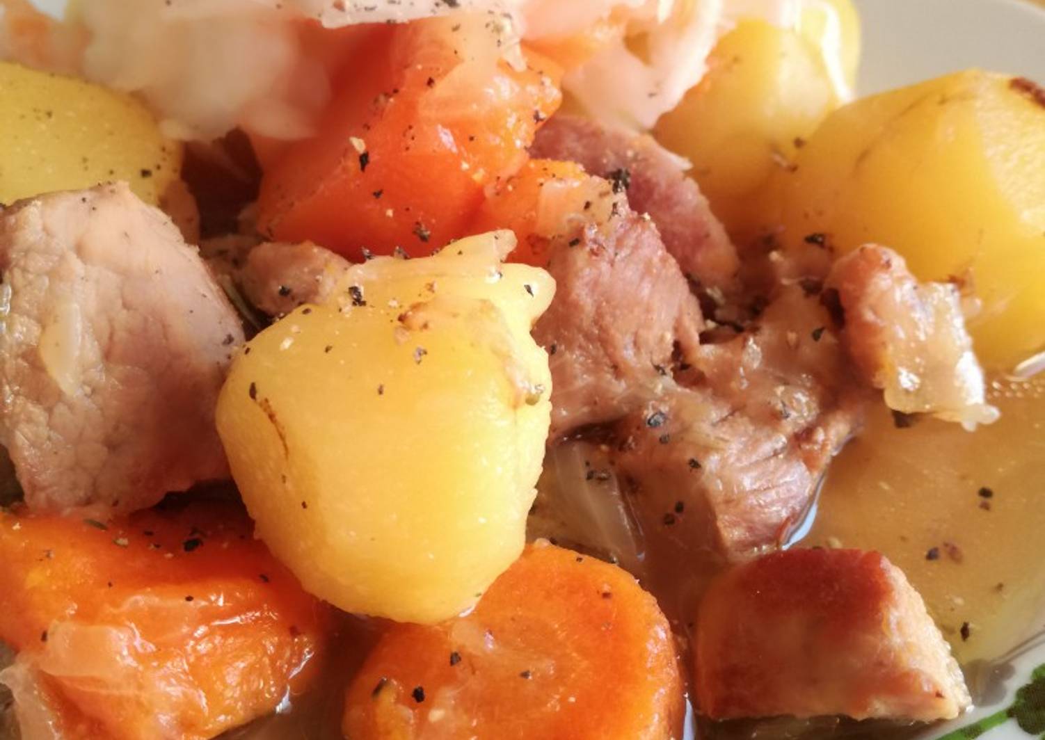 Рецепт мясом картошкой рагу классический. Рагу с мясом и картошкой. Картофельное рагу с мясом. Картофельное рагу с мясом на кухне. Мясо с картошкой рагу с фото.