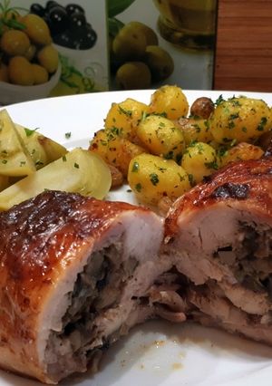 Zdjęcie przepisu Rolady z udek faszerowane pieczarkami i serem żółtym.