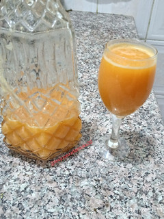 A picture of Jus détox : mandarine 🍊/ carotte 🥕/ citron 🍋/ gingembre et miel 🍯.