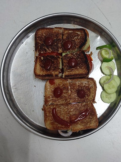 ક્લબ સેન્ડવીચ (Club Sandwich Recipe In Gujarati) રેસીપી મુખ્ય ફોટો