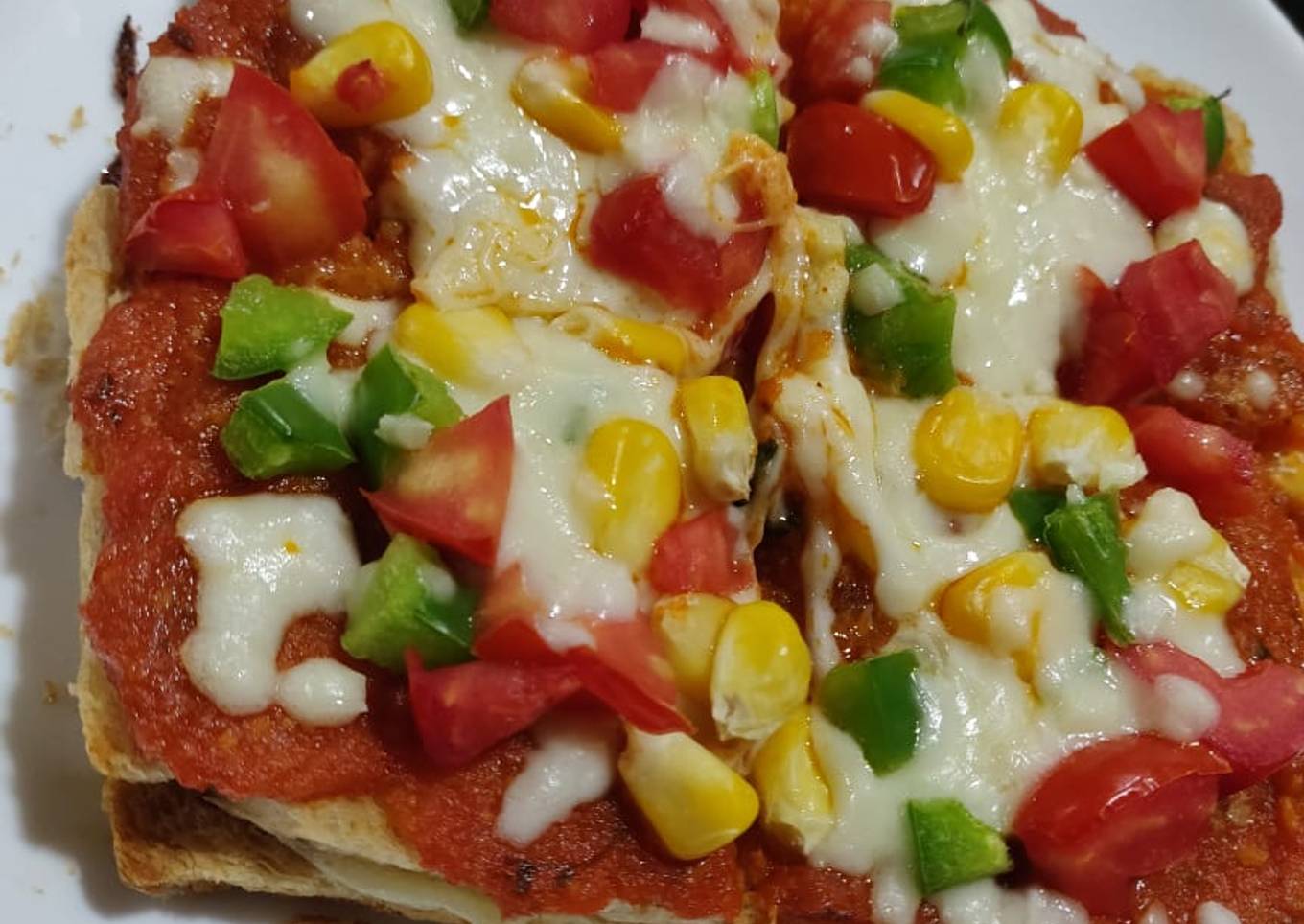 Cheesy tandoori pizza