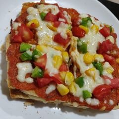 A picture of Cheesy tandoori pizza.