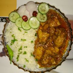 A picture of Chicken korma with white rice.