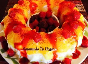 Una foto de Rosca de fruta con chamoy 🍍🍓🍑🍐🍊🍉