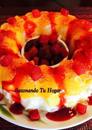 Una foto de Rosca de fruta con chamoy 🍍🍓🍑🍐🍊🍉