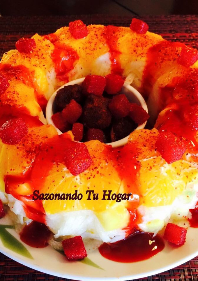 Una foto de Rosca de fruta con chamoy 🍍🍓🍑🍐🍊🍉