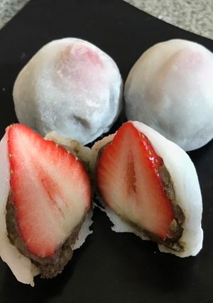 Una foto de Daifuku de Fresa ~Pastelito de Arroz con Pasta de Frijol Dulce Estilo Japonés~