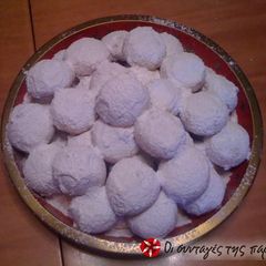 A picture of The authentic kourabiedes from N. Karvali.