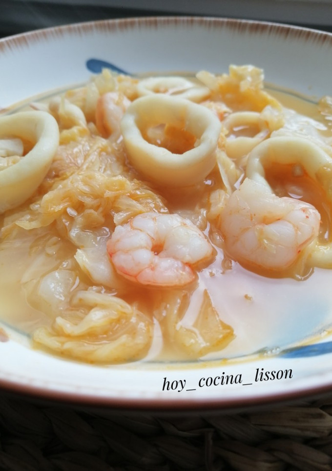 Una foto de Repollo guisado con calamares y gambas