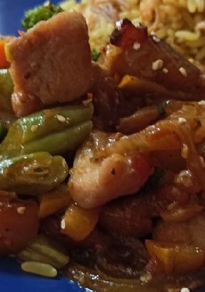 Una foto de Wok de Cerdo agridulce con vegetales y semillas