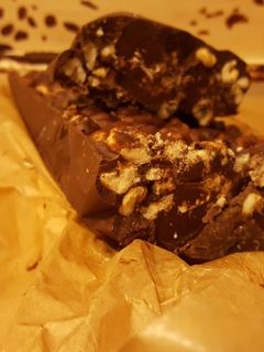 Una foto de Turrón de chocolate negro crujiente