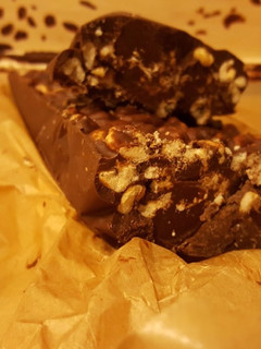 Una foto de Turrón de chocolate negro crujiente