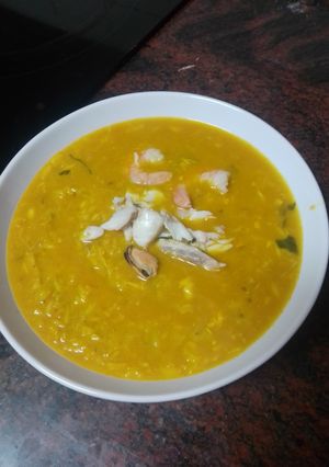 Una foto de Sopa de pescado y marisco con arroz