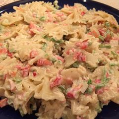 A picture of Pasta salad with peppers.