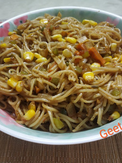 वेज नूडल्स (veg noodles recipe in hindi) रेसिपी मुख्य फोटो