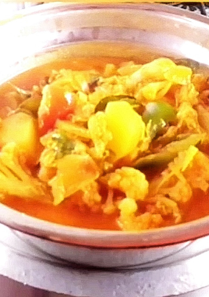 A picture of Egg Curry with Cauliflower.