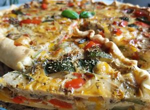 Une photo de Tarte salée aux poivrons, courgettes et mozzarella