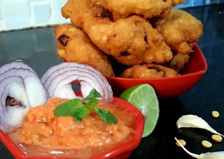 Daal bada and tomato chutney