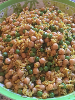 Una foto de Ensalada de garbanzos, arvejas y arroz con especias