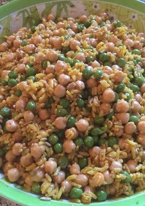 Una foto de Ensalada de garbanzos, arvejas y arroz con especias