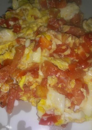 Una foto de Revuelto de tomate, morrón y huevo. Fácil y práctico