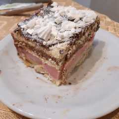 Una foto de Torta helada con piononos