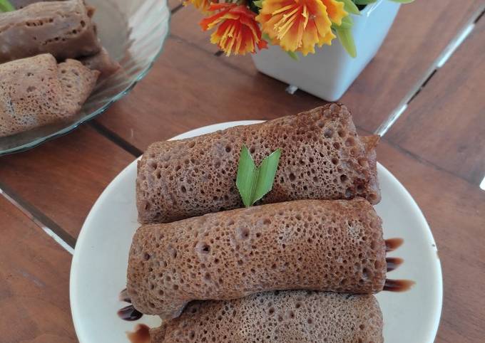 Resep Dadar Gulung Pisang Coklat (Darlung Piscok) oleh lina NH - Cookpad