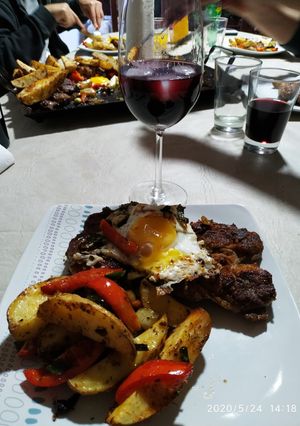 Una foto de Bondiolas con papas rústicas rabiosas a lo pobre