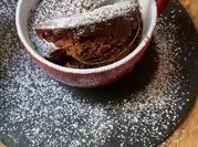 Une photo de gâteaux au chocolat et à la cannelle