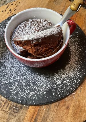 Une photo de 🍵MUG 🍫CHOCOLATE CAKE🌰🍯