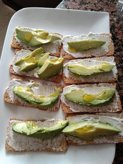 Una foto de Tosta de queso blanco y aguacate