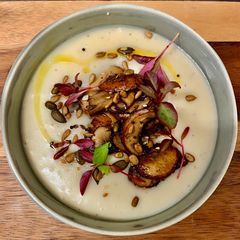 A picture of Garlicky potato soup with garlic mushrooms.