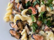 Una foto de salsa blanca para mariscos