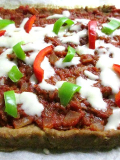 Una foto de Pizza base de atún con pimientos morrones