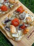Pizza de courgette e cogumelos com tomate cherry e queijo amanteigado