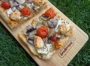 Foto de Pizza de courgette e cogumelos com tomate cherry e queijo amanteigado