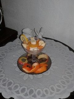 Una foto de Desayuno con yogur y frutas