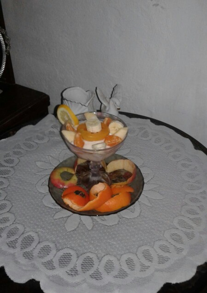 Una foto de Desayuno con yogur y frutas