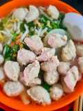 ก๋วยเตี๋ยวหมูเด้งน้ำใส กับ หมูเด้งต้มยำ