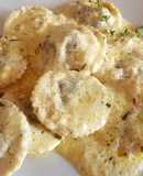 Sorrentinos de espinaca y provolone con salsa 4 quesos, a mi manera