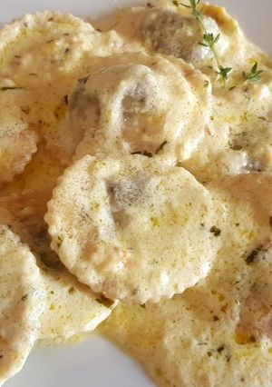 Una foto de Sorrentinos de espinaca y provolone con salsa 4 quesos, a mi manera
