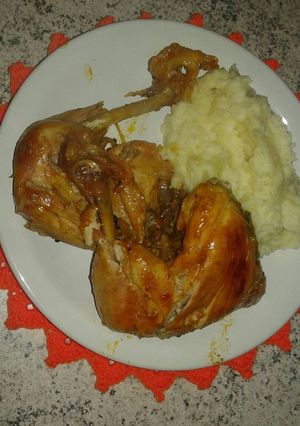 Una foto de Pollo a la bolsita con puré